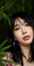 李菲儿气质动人印花连衣裙森系写真，尽显白皙肌肤线条和温柔气质