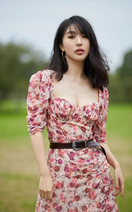 李菲儿气质动人印花连衣裙森系写真，尽显白皙肌肤线条和温柔气质