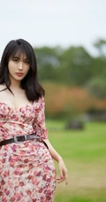李菲儿气质动人印花连衣裙森系写真，尽显白皙肌肤线条和温柔气质