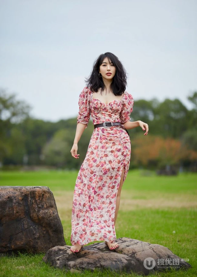 李菲儿气质动人印花连衣裙森系写真，尽显白皙肌肤线条和温柔气质