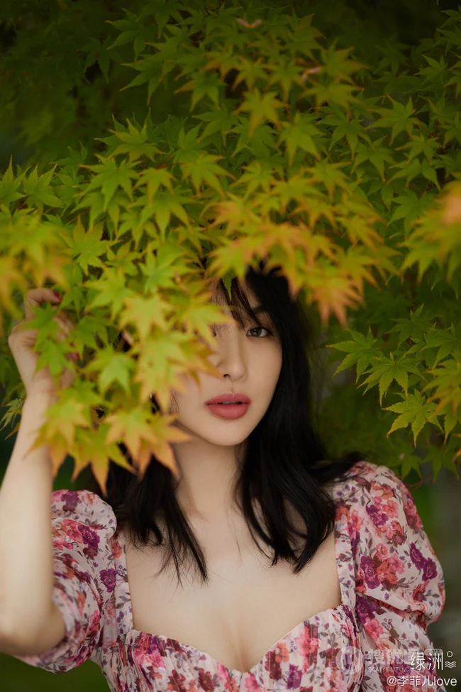 李菲儿气质动人印花连衣裙森系写真，尽显白皙肌肤线条和温柔气质