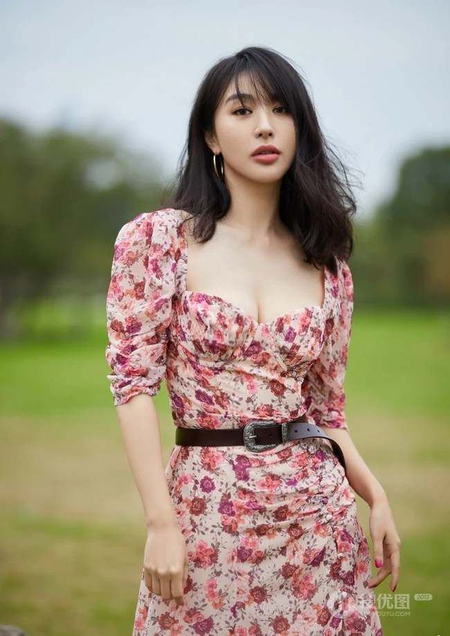 李菲儿气质动人印花连衣裙森系写真，尽显白皙肌肤线条和温柔气质