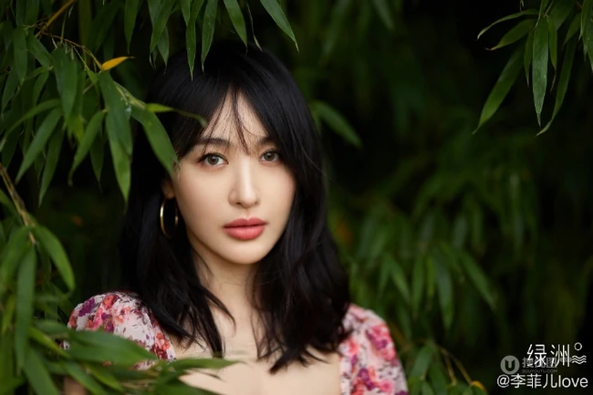 李菲儿气质动人印花连衣裙森系写真，尽显白皙肌肤线条和温柔气质