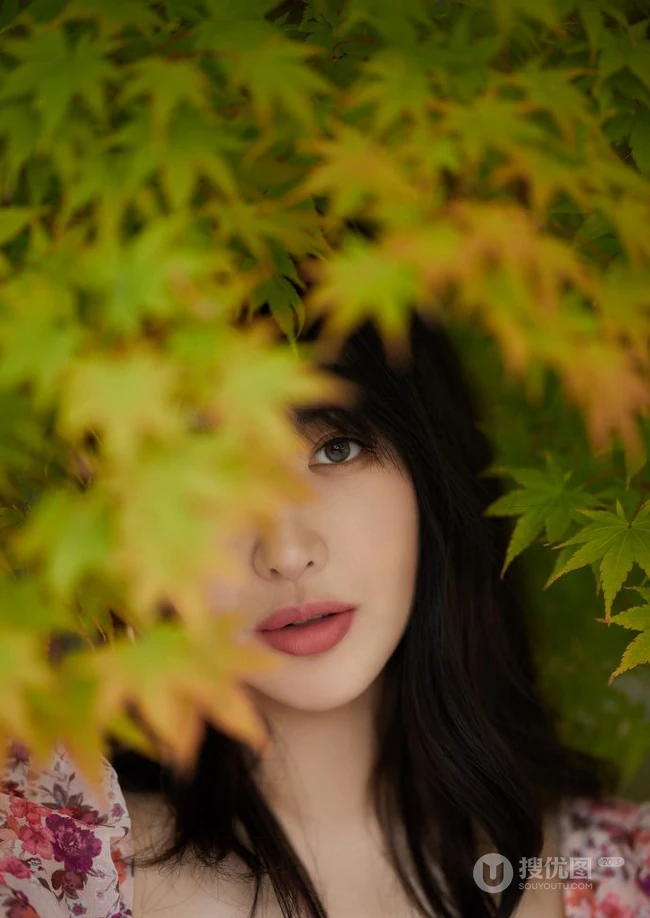 李菲儿气质动人印花连衣裙森系写真，尽显白皙肌肤线条和温柔气质