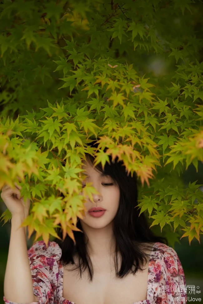 李菲儿气质动人印花连衣裙森系写真，尽显白皙肌肤线条和温柔气质