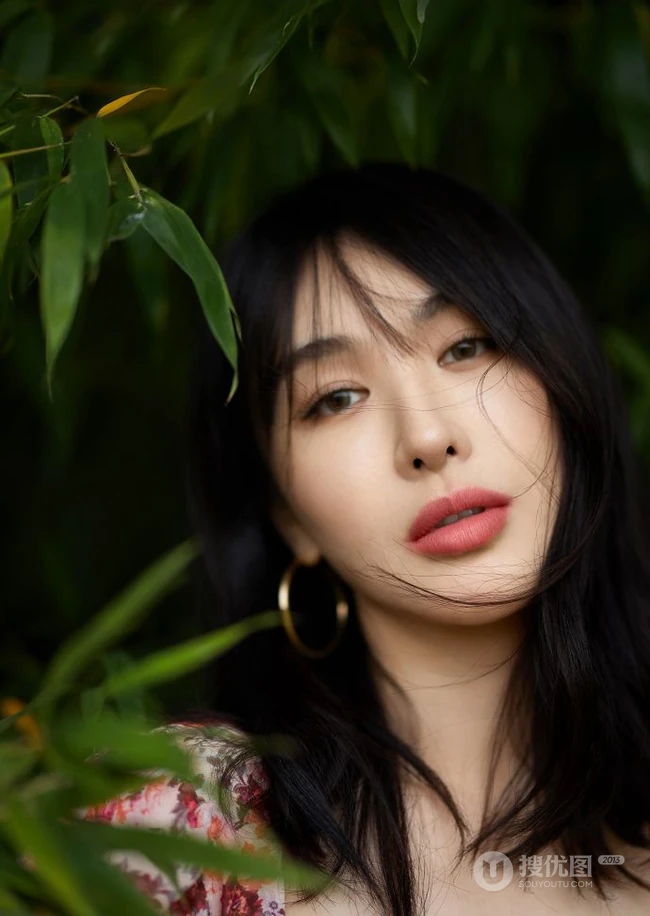 李菲儿气质动人印花连衣裙森系写真，尽显白皙肌肤线条和温柔气质