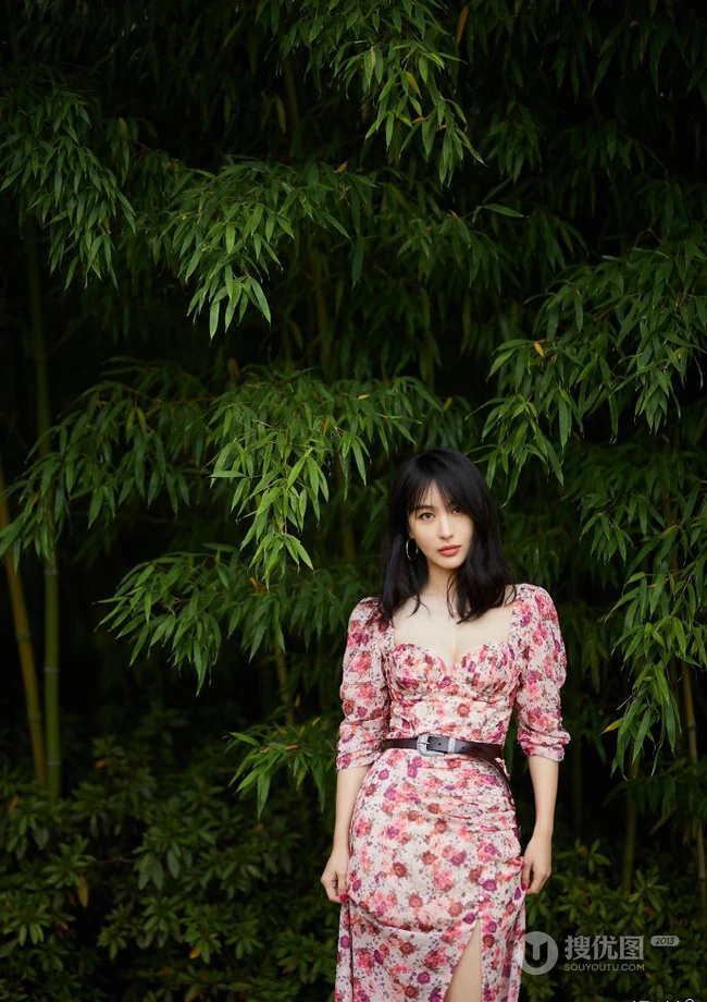 李菲儿气质动人印花连衣裙森系写真，尽显白皙肌肤线条和温柔气质