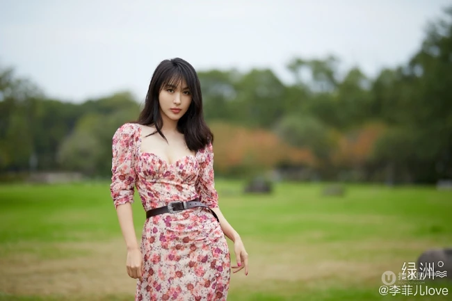 李菲儿气质动人印花连衣裙森系写真，尽显白皙肌肤线条和温柔气质