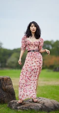 李菲儿气质动人印花连衣裙森系写真，尽显白皙肌肤线条和温柔气质