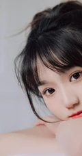 浅粉清新气质马尾辫女生小妹蓝色背心短裤居家悠闲写真图片