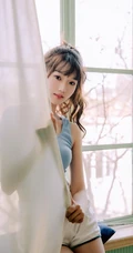 浅粉清新气质马尾辫女生小妹蓝色背心短裤居家悠闲写真图片
