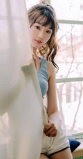 浅粉清新气质马尾辫女生小妹蓝色背心短裤居家悠闲写真图片