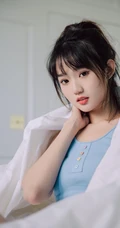 浅粉清新气质马尾辫女生小妹蓝色背心短裤居家悠闲写真图片