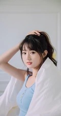浅粉清新气质马尾辫女生小妹蓝色背心短裤居家悠闲写真图片
