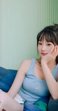 浅粉清新气质马尾辫女生小妹蓝色背心短裤居家悠闲写真图片