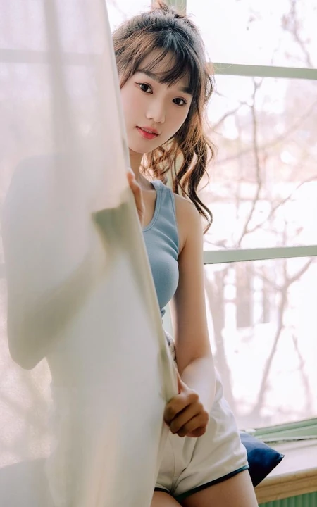 浅粉清新气质马尾辫女生小妹蓝色背心短裤居家悠闲写真图片