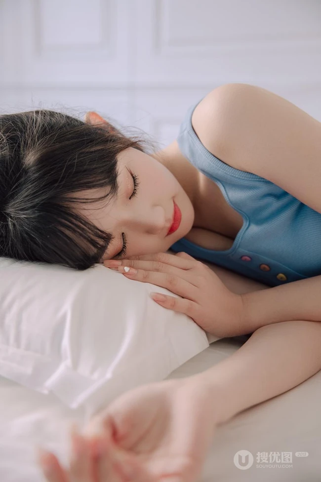 浅粉清新气质马尾辫女生小妹蓝色背心短裤居家悠闲写真图片