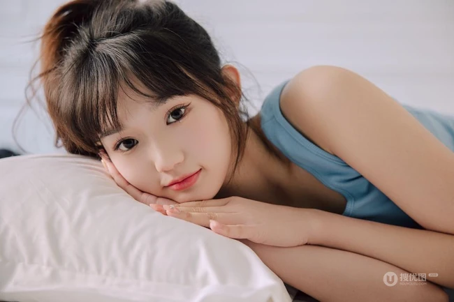 浅粉清新气质马尾辫女生小妹蓝色背心短裤居家悠闲写真图片