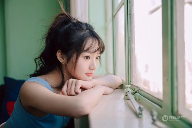 浅粉清新气质马尾辫女生小妹蓝色背心短裤居家悠闲写真图片