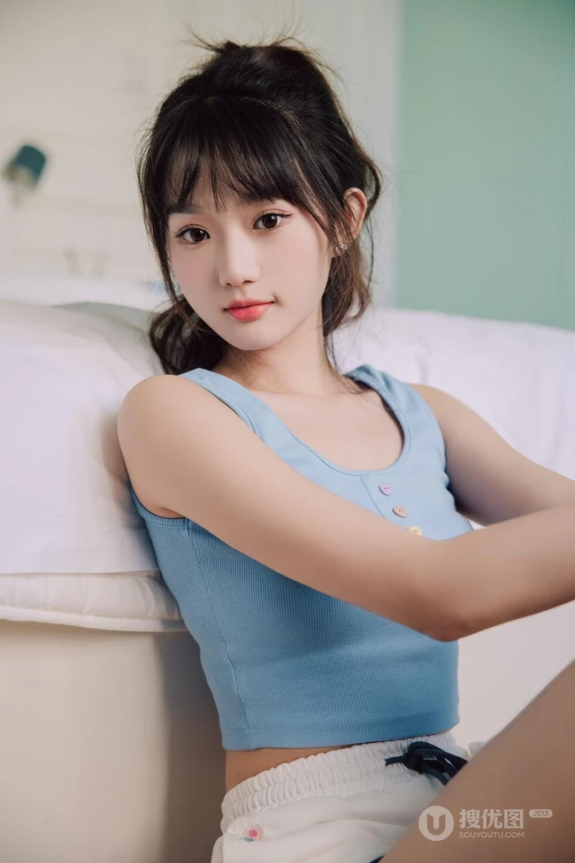 浅粉清新气质马尾辫女生小妹蓝色背心短裤居家悠闲写真图片