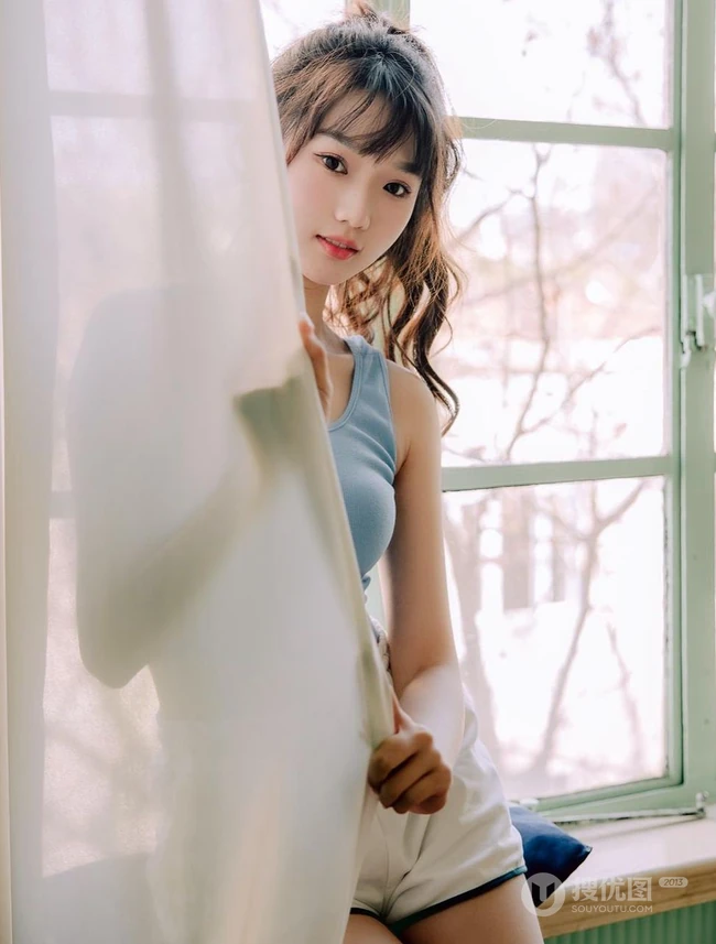 浅粉清新气质马尾辫女生小妹蓝色背心短裤居家悠闲写真图片