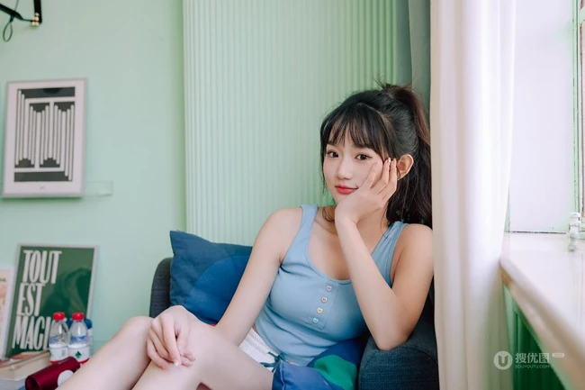 浅粉清新气质马尾辫女生小妹蓝色背心短裤居家悠闲写真图片