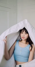 浅粉清新气质马尾辫女生小妹蓝色背心短裤居家悠闲写真图片