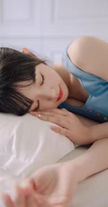 浅粉清新气质马尾辫女生小妹蓝色背心短裤居家悠闲写真图片
