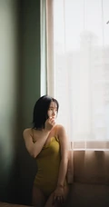 五官精致，清纯苗条的肩带紧身死库水家居服少女孤单伤感高清室内写真照