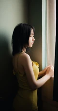 五官精致，清纯苗条的肩带紧身死库水家居服少女孤单伤感高清室内写真照