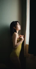 五官精致，清纯苗条的肩带紧身死库水家居服少女孤单伤感高清室内写真照