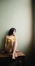 五官精致，清纯苗条的肩带紧身死库水家居服少女孤单伤感高清室内写真照