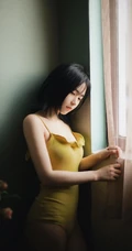五官精致，清纯苗条的肩带紧身死库水家居服少女孤单伤感高清室内写真照