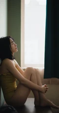 五官精致，清纯苗条的肩带紧身死库水家居服少女孤单伤感高清室内写真照