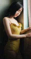 五官精致，清纯苗条的肩带紧身死库水家居服少女孤单伤感高清室内写真照