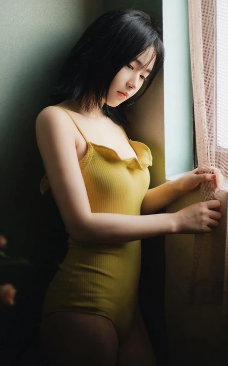 五官精致，清纯苗条的肩带紧身死库水家居服少女孤单伤感高清室内写真照