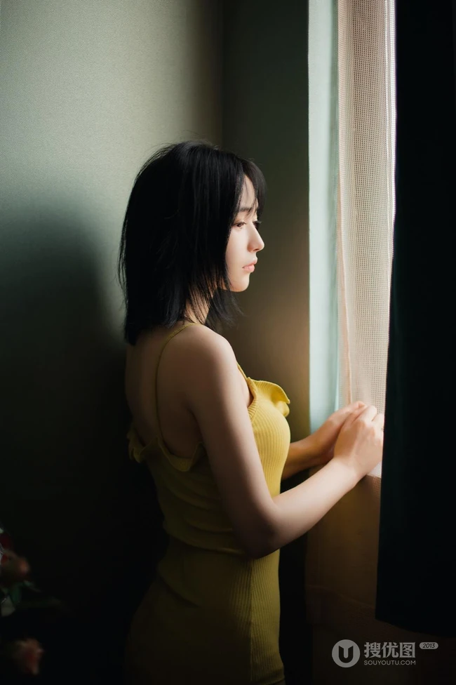 五官精致，清纯苗条的肩带紧身死库水家居服少女孤单伤感高清室内写真照