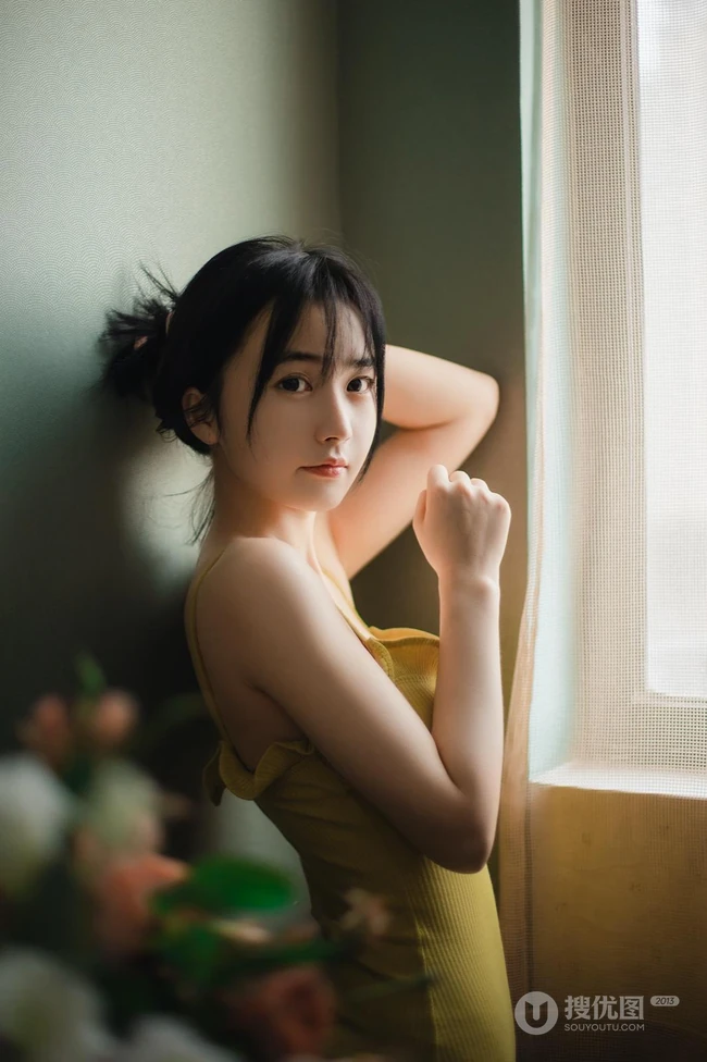 五官精致，清纯苗条的肩带紧身死库水家居服少女孤单伤感高清室内写真照