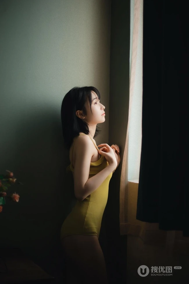 五官精致，清纯苗条的肩带紧身死库水家居服少女孤单伤感高清室内写真照