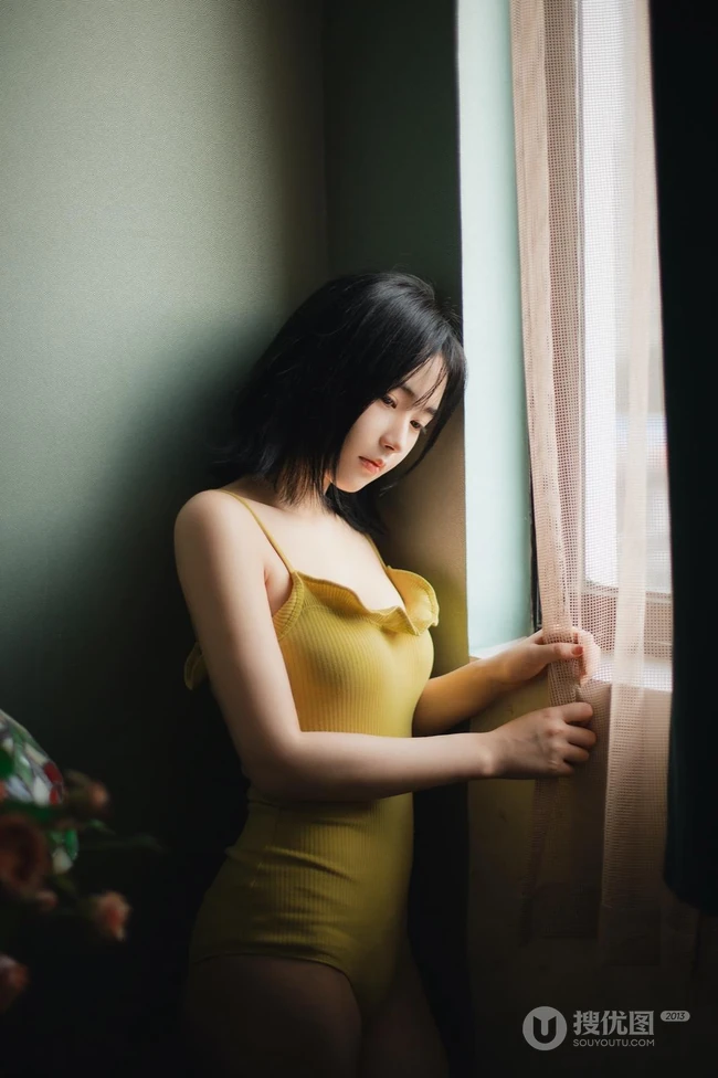 五官精致，清纯苗条的肩带紧身死库水家居服少女孤单伤感高清室内写真照
