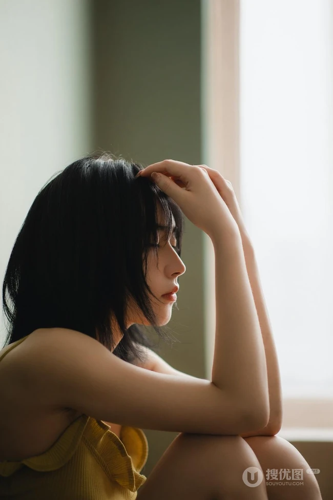 五官精致，清纯苗条的肩带紧身死库水家居服少女孤单伤感高清室内写真照