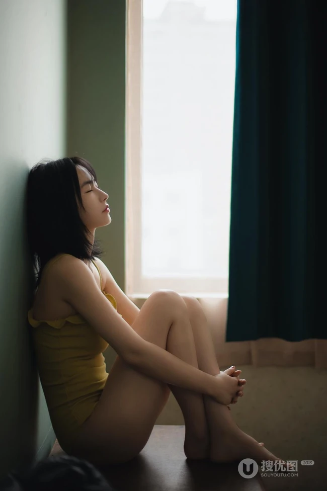 五官精致，清纯苗条的肩带紧身死库水家居服少女孤单伤感高清室内写真照