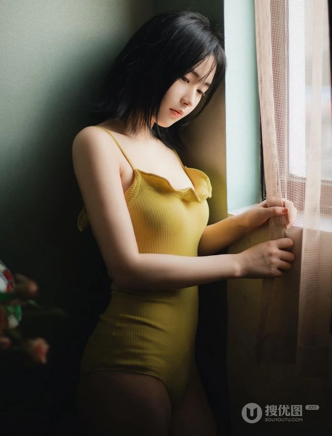 五官精致，清纯苗条的肩带紧身死库水家居服少女孤单伤感高清室内写真照