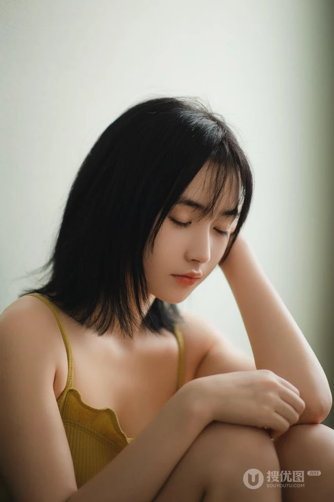 五官精致，清纯苗条的肩带紧身死库水家居服少女孤单伤感高清室内写真照