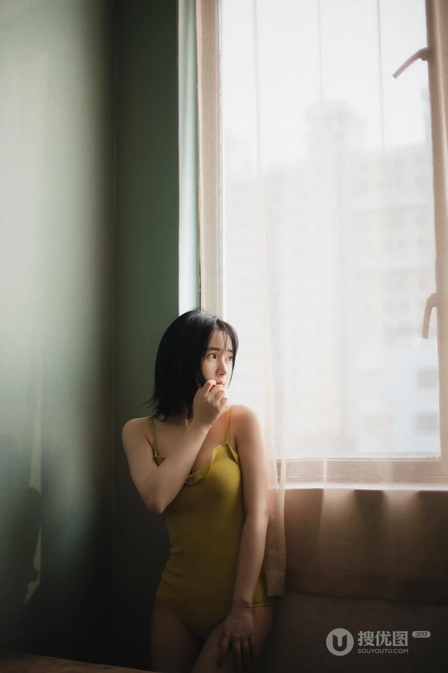 五官精致，清纯苗条的肩带紧身死库水家居服少女孤单伤感高清室内写真照