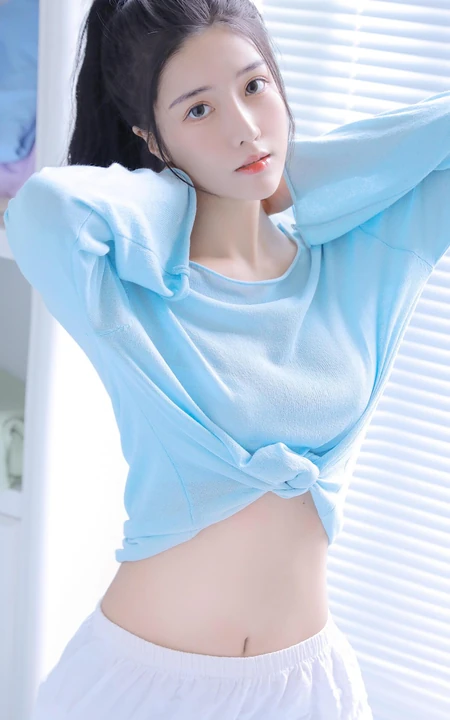 蓝色毛衣，短裤，露脐装 小肚腩，细腰马尾辫美少女手机壁纸图片