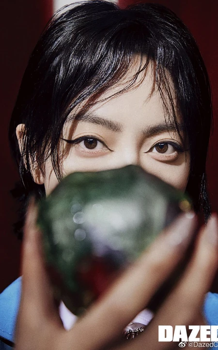 宋茜Dazed3月刊内页，以及封面科幻感写真图片