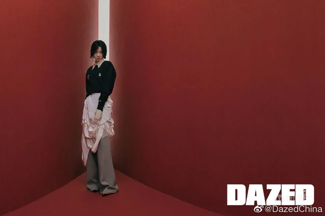 宋茜Dazed3月刊内页，以及封面科幻感写真图片