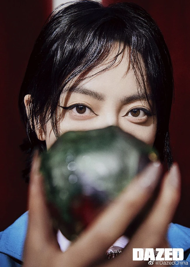 宋茜Dazed3月刊内页，以及封面科幻感写真图片