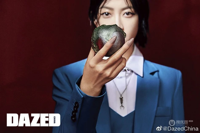 宋茜Dazed3月刊内页，以及封面科幻感写真图片